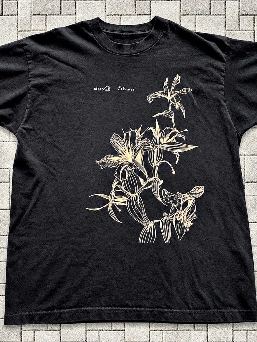 Graphic Short Sleeve Tee in Black Like New